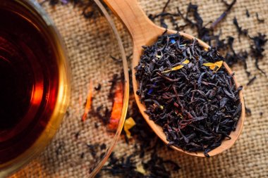 Çay demlendi çay yanında bir tahta kaşık bir ba bırakır
