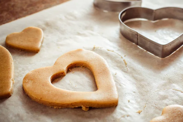 Zencefilli bisküvi bir woo kalpler şeklinde yapma süreci — Stok fotoğraf