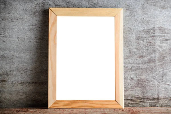 Marco de madera en una mesa de madera en una pared gris. Plantilla diseño f — Foto de Stock