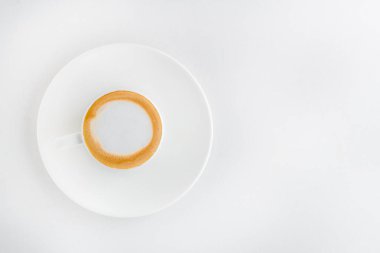  Beyaz arka planda bir fincan kahve..