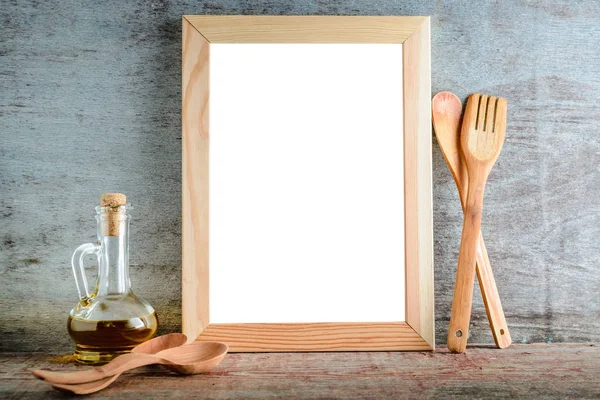 Marco de madera vacío con fondo blanco aislado y cocina ut — Foto de Stock