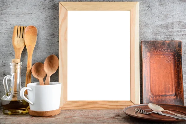 Marco de madera vacío y accesorios de cocina sobre la mesa — Foto de Stock