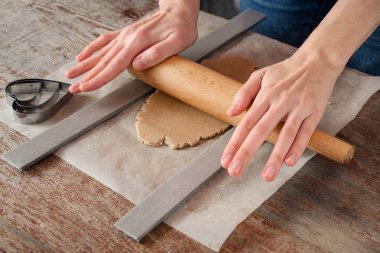 kadın elleriyle pasta kurabiye ile çalışırken bir pi için rulo