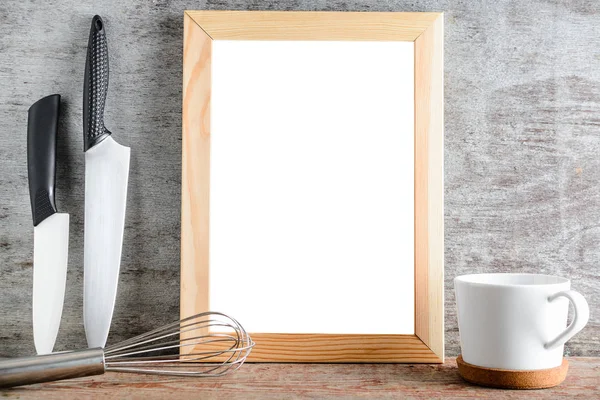 Marco aislado blanco de madera vacío con accesorios de cocina en un — Foto de Stock