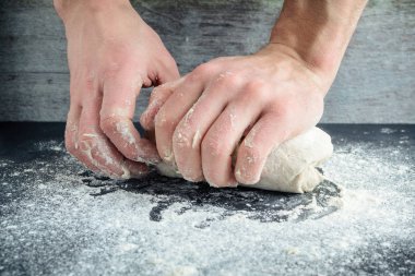 adam hamur elleriyle kneads.