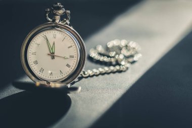 Vintage cep saati zincirinde karanlık bir arka plan üzerinde