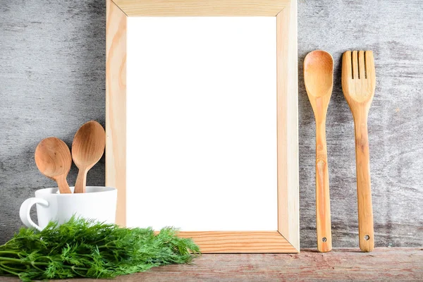 Marco aislado blanco de madera vacío y accesorios de cocina en una w — Foto de Stock