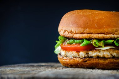 kopya s koyu zemin üzerine ev yapımı iştah açıcı chickenburger