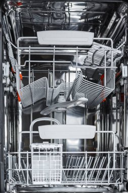 Boş açık bulaşık makinesi yıkama için hazır