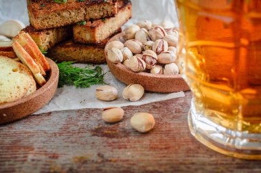 bir bardak bira ve aperatifler, Peksimet tost ve antep fıstığı