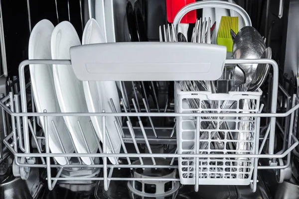 Чистий посуд після миття в посудомийній машині — стокове фото