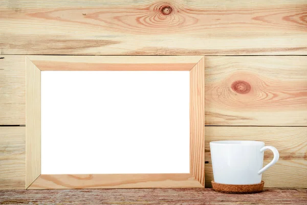 Drewniana rama na białym tle z dekoracjami z białego kubka na woo — Zdjęcie stockowe