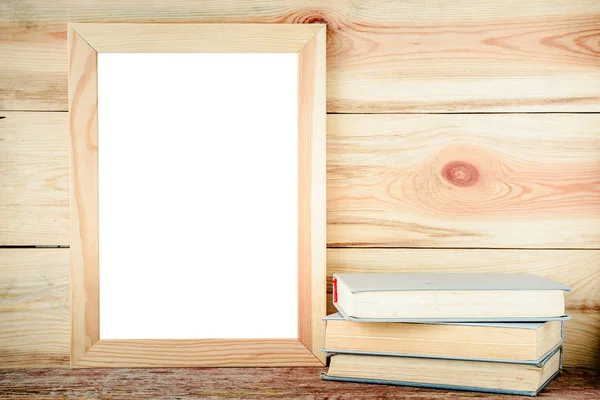 Rama drewniana makieta i stare książki na podłoże drewniane — Zdjęcie stockowe