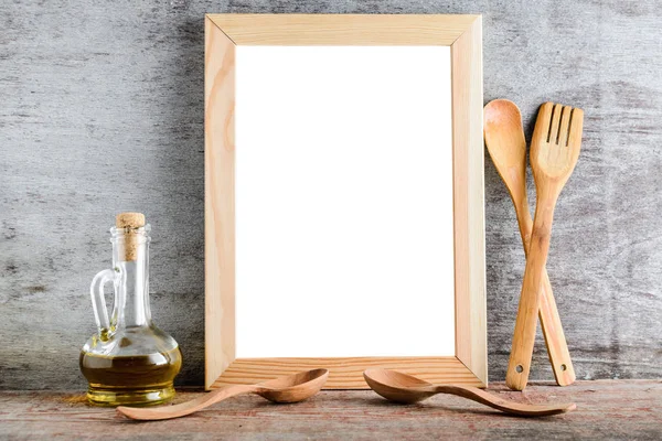 Marco de madera aislado vacío y accesorios de cocina en una wa gris — Foto de Stock