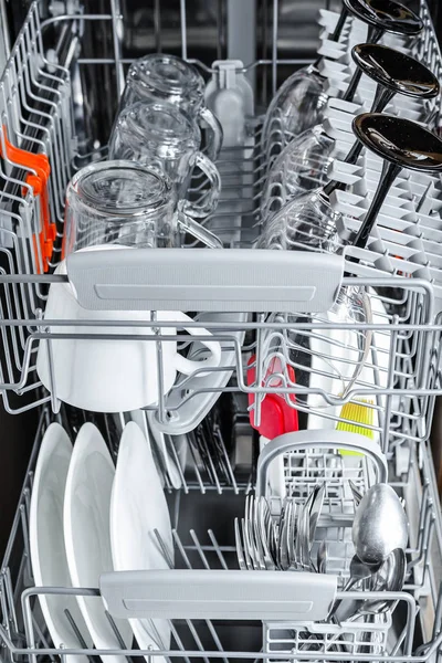 Чистий посуд всередині посудомийної машини — стокове фото