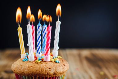karanlık bir arka plan üzerinde şenlikli cupcake
