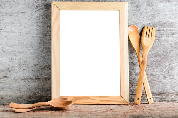 Marco de madera vacío y accesorios de cocina . — Foto de Stock