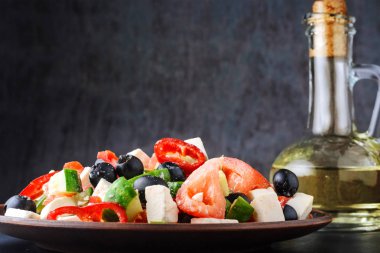 Koyu arka plan üzerinde vejetaryen Yunan salatası