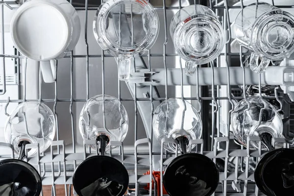 Glas och koppar i diskmaskinen är redo för tvätt — Stockfoto
