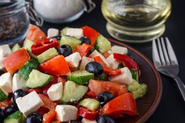 Karanlık bir arka plan üzerinde Yunan salatası