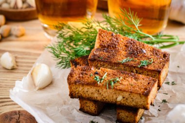 Dereotu ve iki bardak bira ile kızarmış çavdar ekmeği