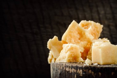 Ahşap bir masa üzerinde parmesan adet