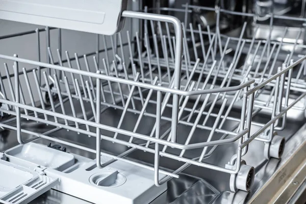 Пустая нижняя корзина в посудомоечной машине — стоковое фото