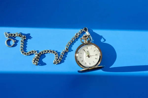 Vintage Taschenuhr auf blauem Hintergrund — Stockfoto