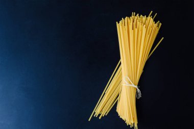 Spagetti sargılı şerit ile karanlık bir arka plan üzerinde