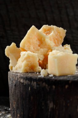 koyu arka plan üzerine Parmesan peynir parçalarını