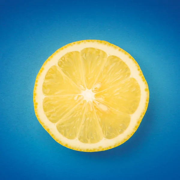 Plátky citronu na modrém pozadí — Stock fotografie