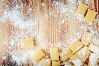 Ahşap arka plan üzerinde İtalyan makarna