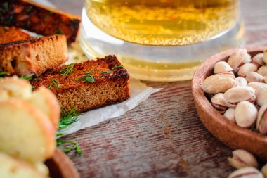 Bira, Antep fıstığı ve çavdar kruton