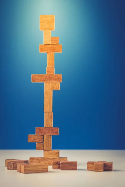 青色の背景に、木製のブロックの塔 — ストック写真