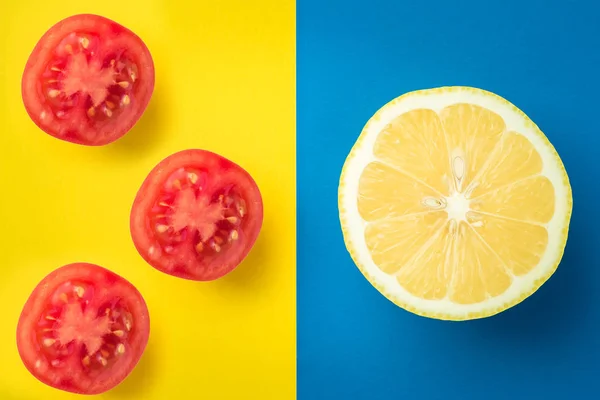 EMOn na tři cherry rajčátky na žluté a modré pozadí — Stock fotografie