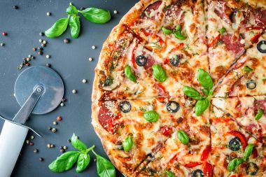İtalyan pizza koyu arka plan üzerinde