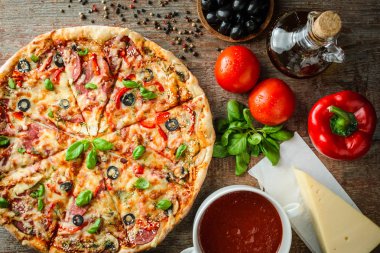 İtalyan pizza ve malzemeler ahşap tablo