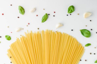 Kavram gıda ile makarna, fesleğen, sarımsak ve biber beyaz bir arka plan üzerinde