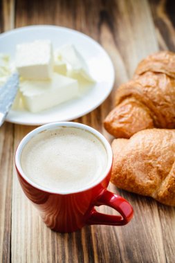 fincan kahve ve kruvasan tereyağı ile