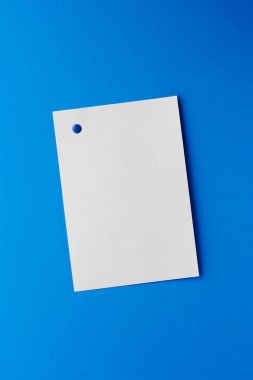 Boş beyaz sayfası için mavi bir arka plan sabitlendiği