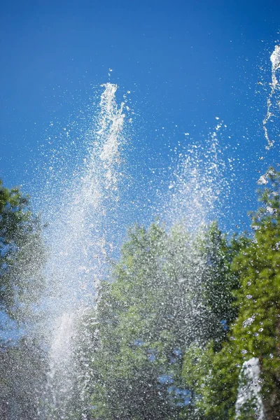 Salpicando la fuente de agua contra el cielo azul — Foto de Stock