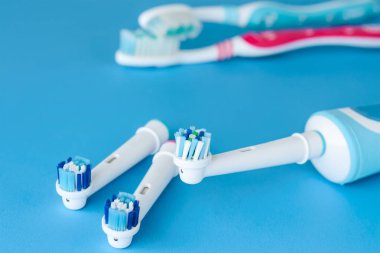 Modern elektrikli diş fırçası ve klasik fırça