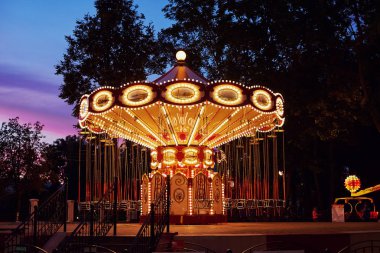 Atlıkarınca Şen, akşam kentinde lunaparkta dolaşır