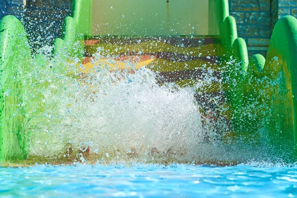 Femme et deux garçons dans un parc aquatique glissent. Bonne balade en famille — Photo