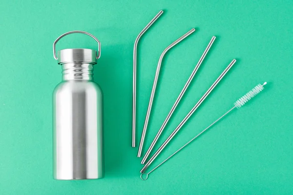 Reusable plastic free items on a green background. Top view of a — Stock Photo, Image