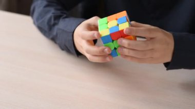 Dobrush, Belarus - 01 Kasım 2019: Çocuk bir bulmacayı çözüyor, bir zeka küpüyle oynuyor, kapatıyor