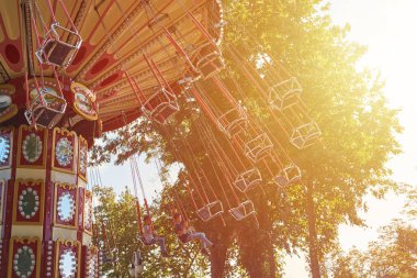 Lunaparkta atlı karınca zinciri.