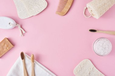 Pembe bir arka grubunda çevre dostu kişisel temizlik objeleri.