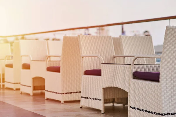 Empty terrace with a table and chairs outdoor — Stock Photo, Image