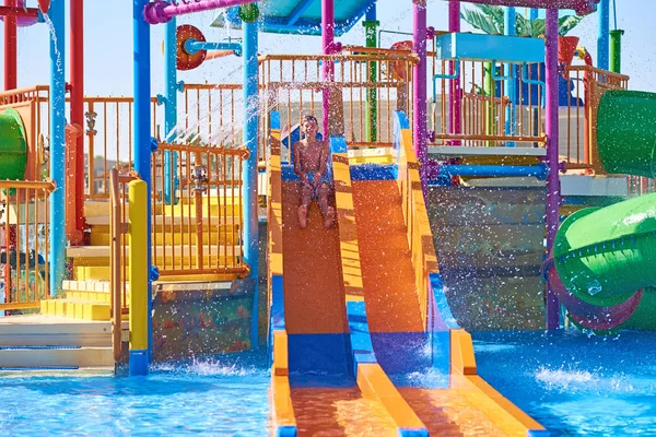 Corrediças coloridas no parque aquático de perto. Controles deslizantes Aquapark com — Fotografia de Stock